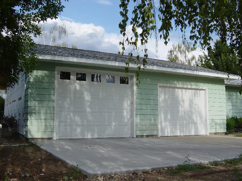 GarageSided.JPG (178107 bytes)